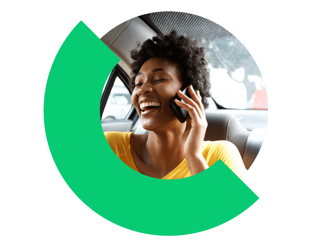 Representante de concessionária de veículos usando o GoTo Connect para fazer contato com clientes.