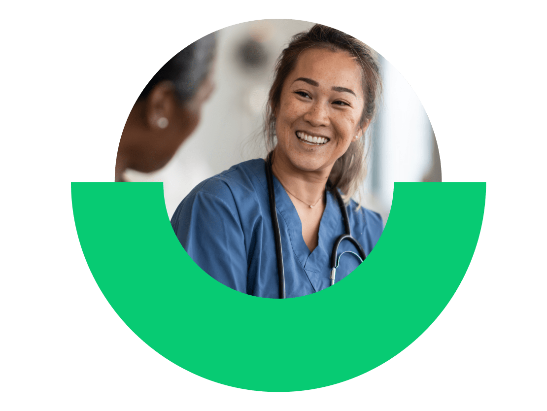 Dottore che utilizza GoTo Connect per vedersi da remoto con medici e pazienti per telemedicina.