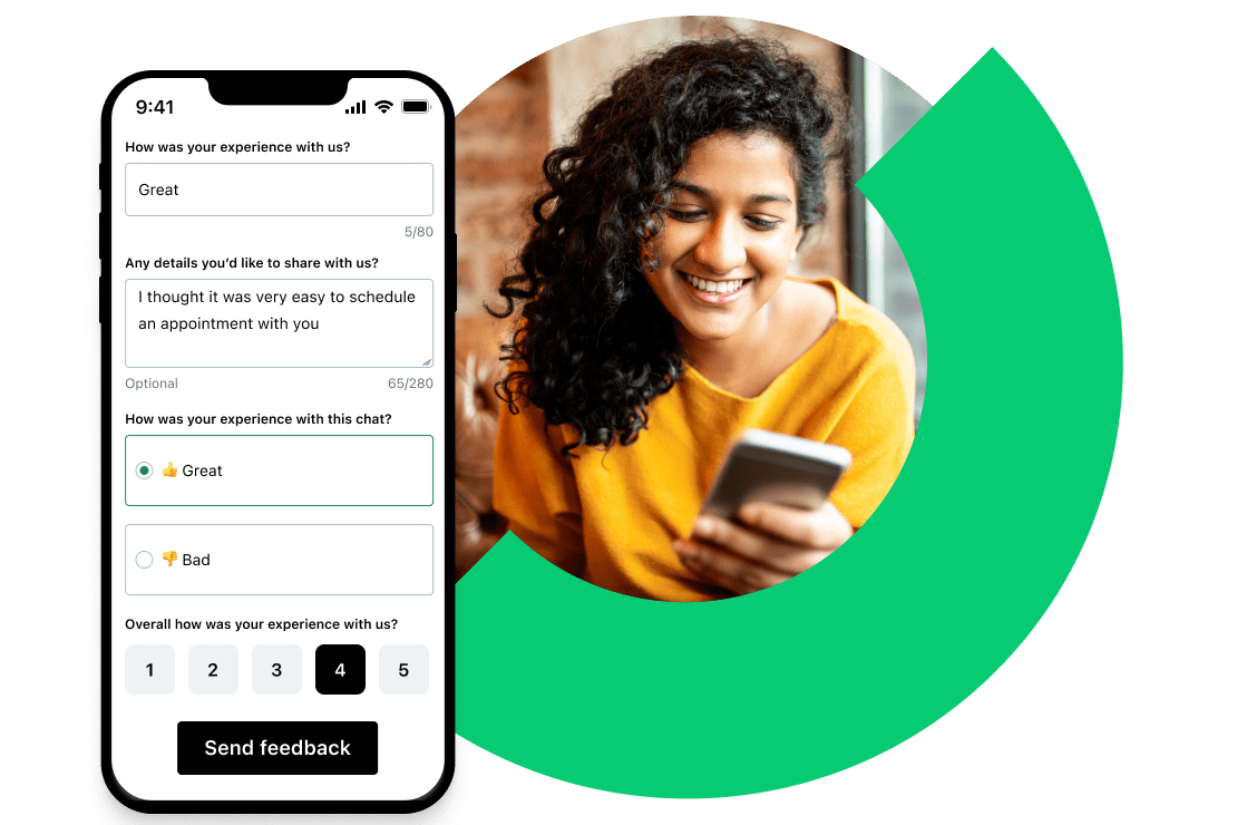 Clienta empresarial que utiliza un teléfono móvil para enviar comentarios sobre su experiencia mediante encuestas personalizadas de GoTo Connect Customer Engagement.