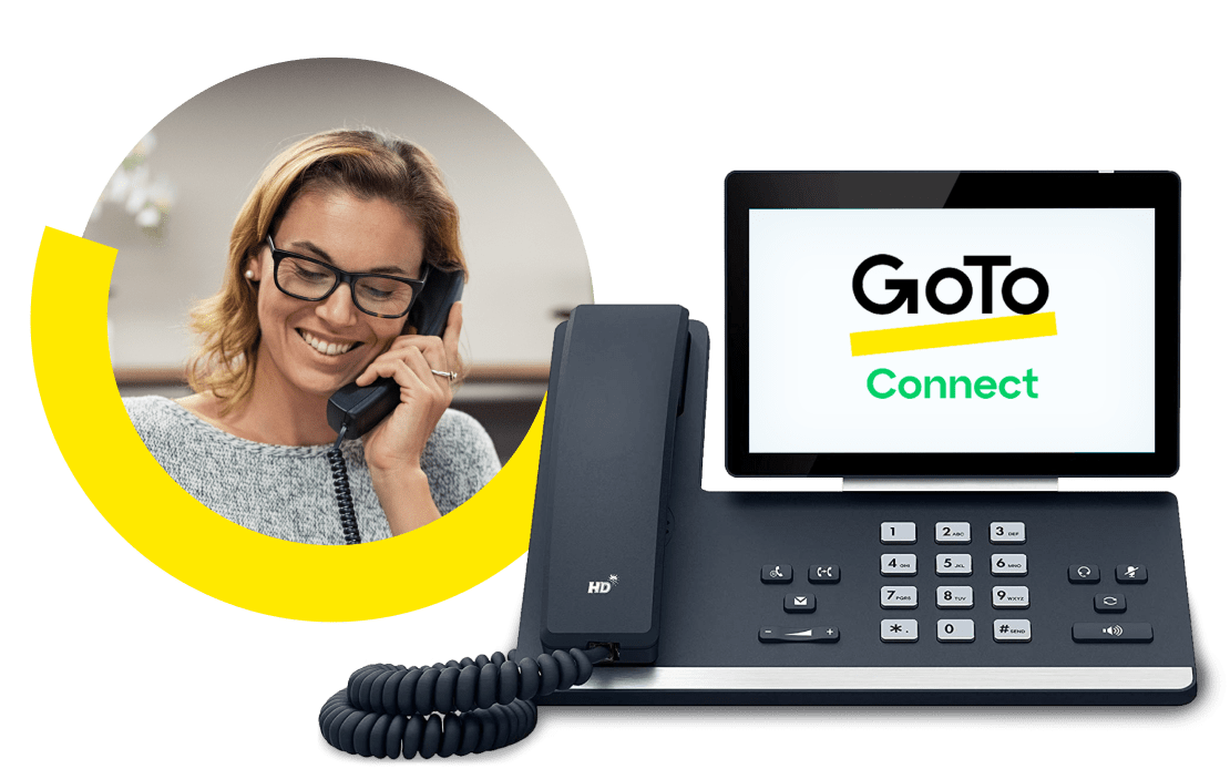 Das Bild zeigt eine Frau, die mit ihrem GoTo Connect-Tischtelefon eine internationale Nummer anruft.