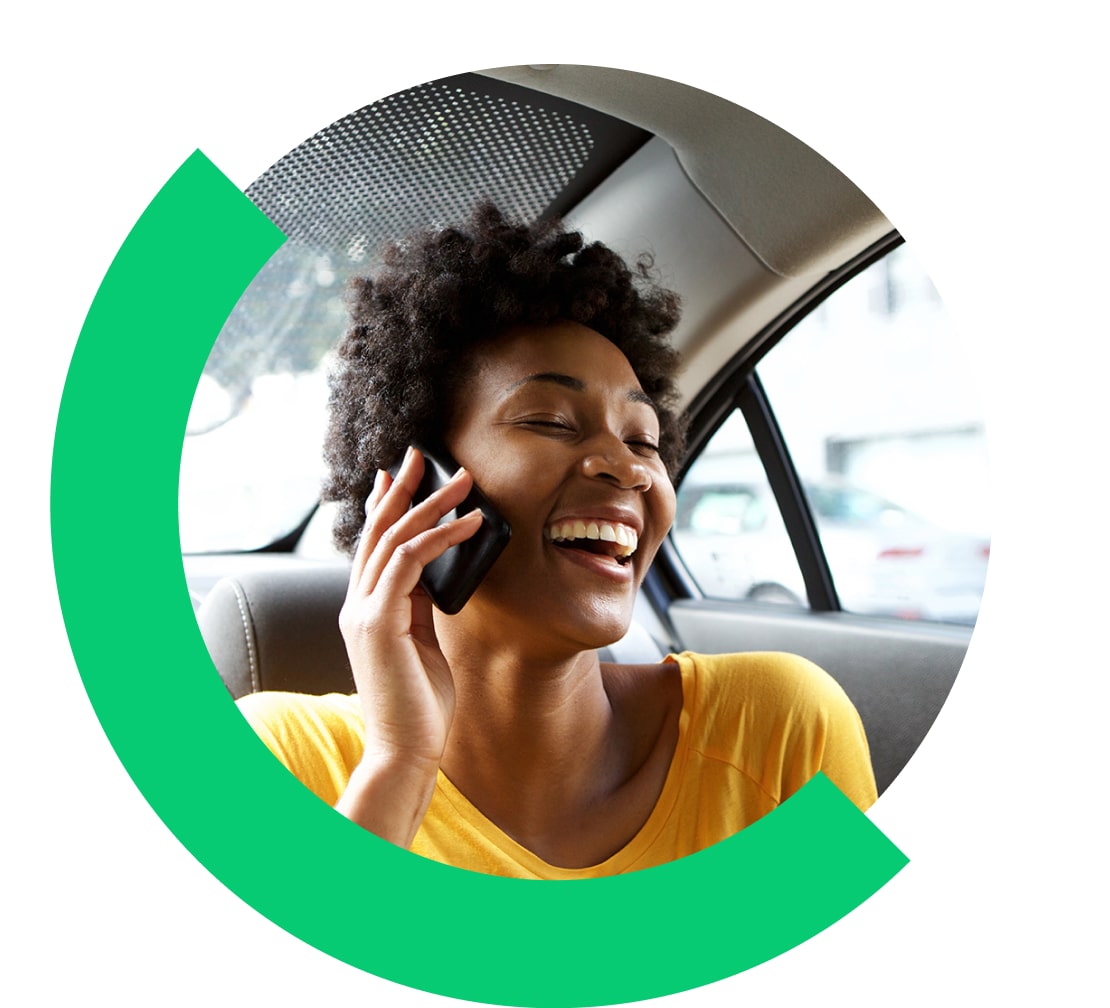 Vendedor de veículos usando o GoTo Connect para se comunicar com clientes