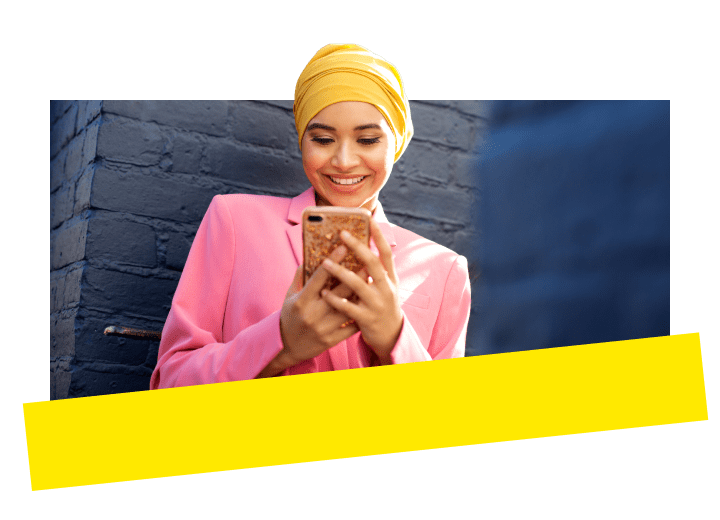 Young Professional verwendet GoTo Connect, um sich auf dem Mobilgerät mit Kunden zu vernetzen.