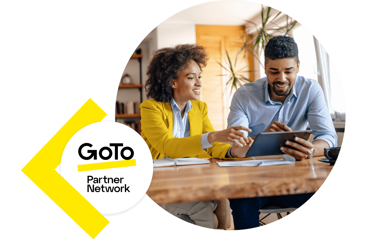 Duas pessoas sorrindo e usando um tablet juntas, com o logotipo da GoTo Partner Network à esquerda.
