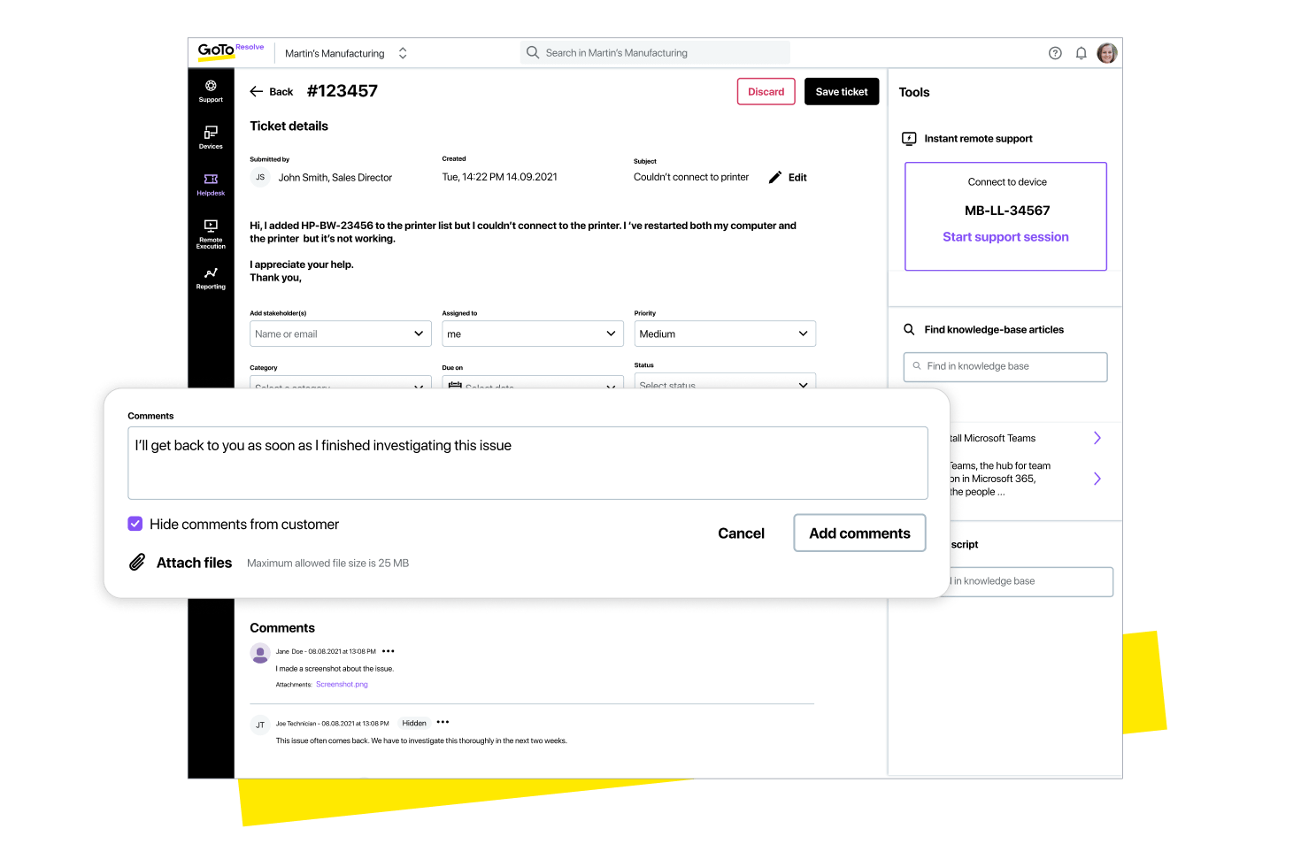 Schermata che mostra una richiesta e dei messaggi di supporto, insieme alle opzioni per nascondere i commenti degli utenti finali e allegare file