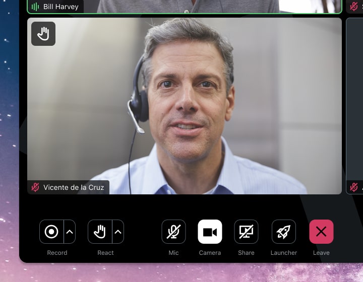 Vista de pantalla de la clase de capacitación con los íconos Grabar, Reaccionar, Micrófono, Cámara, Compartir y Dejar visibles.