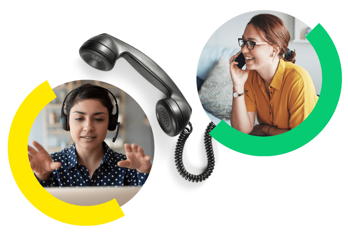 Due donne che sorridono durante una chiamata con il supporto clienti.