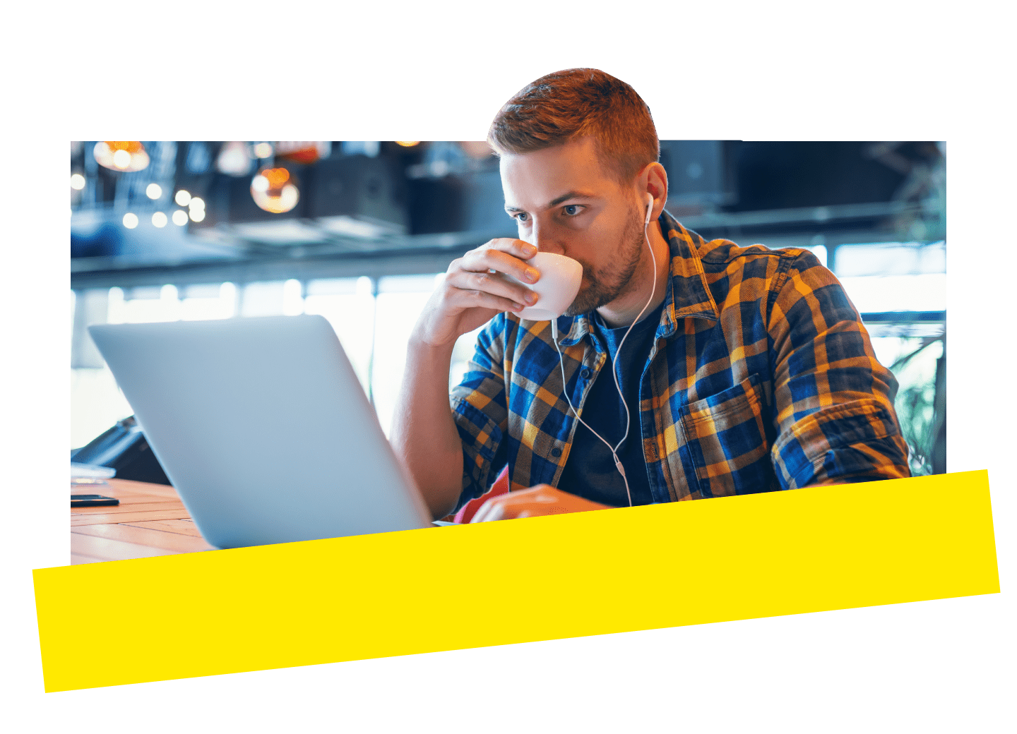 Een medewerker die in een café op afstand werkt, via GoTo Connect op zijn laptop.