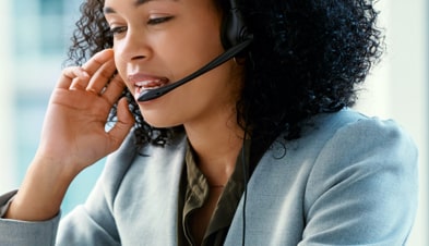 Customer service representative using GoToConnect to make phone call